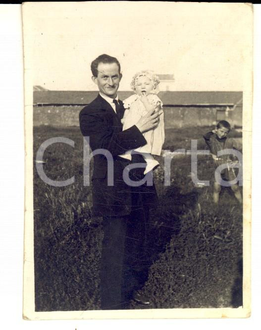 Fotografia d epoca originale 1922 MILANO Famiglia BIASINI in cortile con l ultima nata Foto 6x8 cm 1