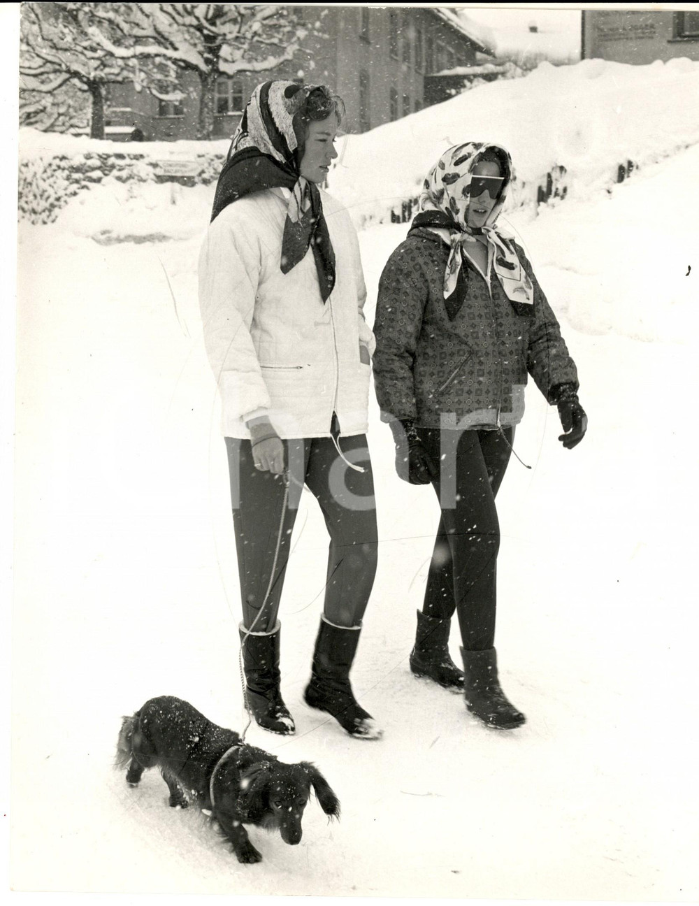 Fotografia d epoca originale 1960 ca KLOSTERS CH Paola del BELGIO passeggia sotto la neve Fotografia 21x27 1