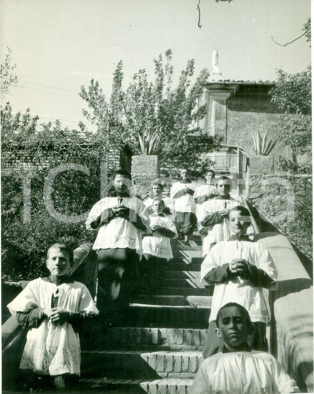 Fotografia d epoca originale 1955 ca ROMA Chierichetti su scalinata Santuario del DIVINO AMORE Fotografia 1