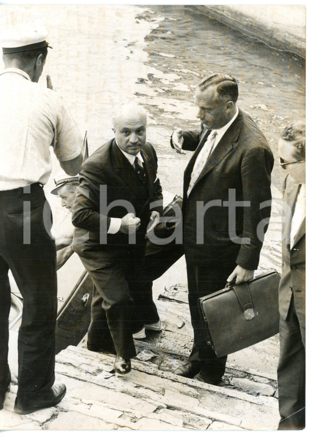 Fotografia d epoca originale 1958 CADENABBIA DI GRIANTE CO Arrivo di Amintore FANFANI in barca Foto 13x18 1