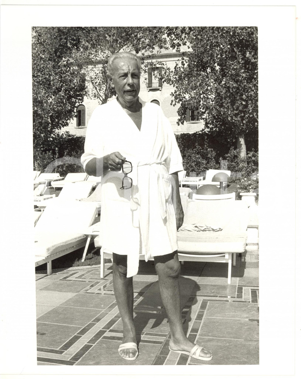 1990 ca LIDO DI VENEZIA Ritratto di Gian Luigi RONDI in accappatoio (2) *Foto