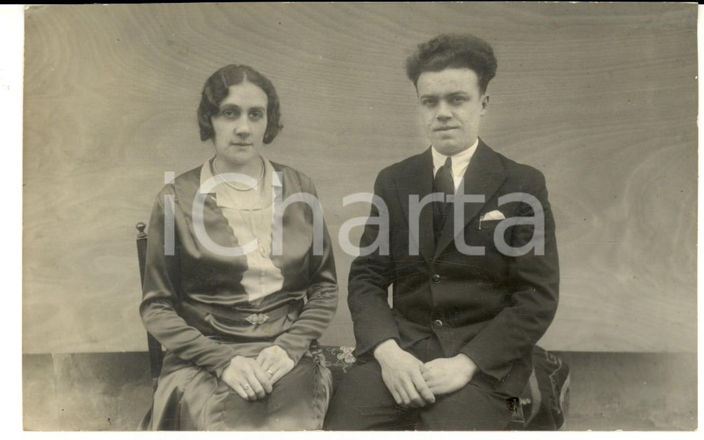 Fotografia d epoca originale 1920 ca TORINO Coppia in posa su una cassapanca Foto Giovanni Battista VITROTTI 1