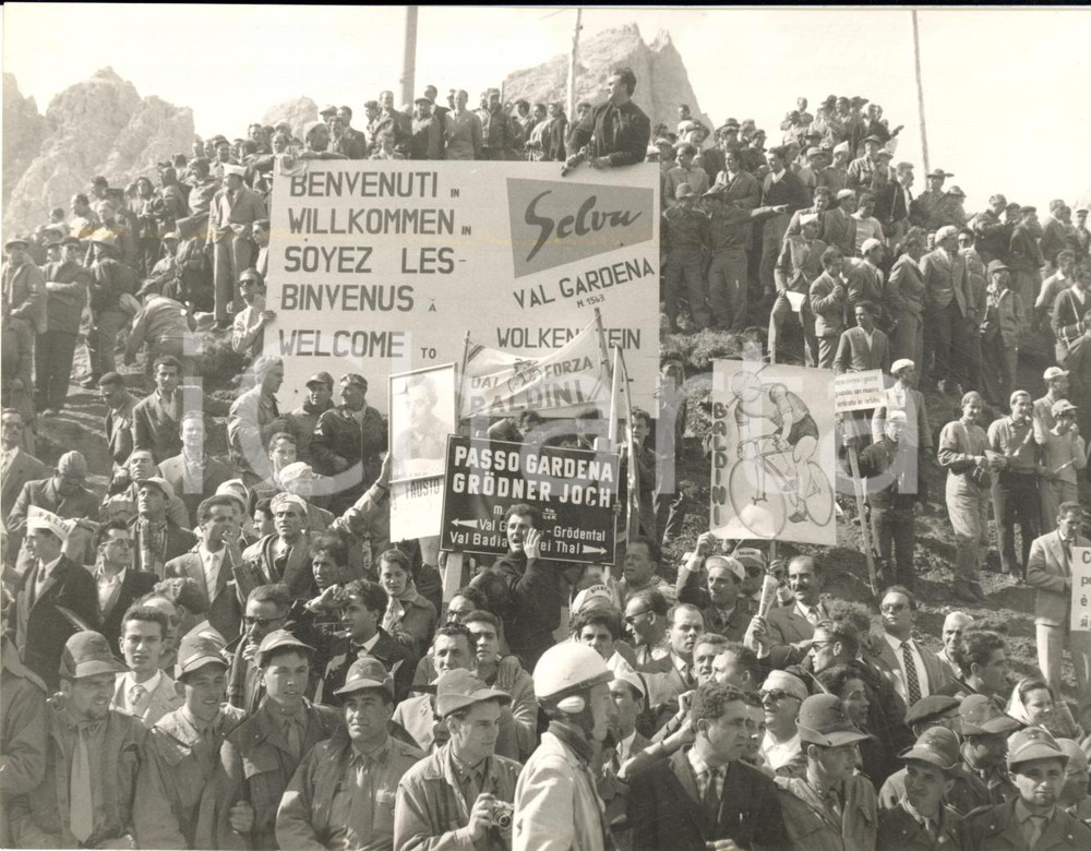 1957 CICLISMO GIRO D'ITALIA Cartelli sul Passo GARDENA - Fotografia 18X13 CM