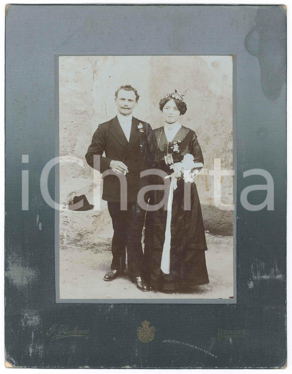 1900 ca PEROSA ARGENTINA Coppia con sposa in abito nero - Foto G. BALMAS  Fotografia d'epoca, montata su cartoncino rigido. POOR/danneggiato macchie al cartoncino Formato: 17x22 cm originale e autentica 1