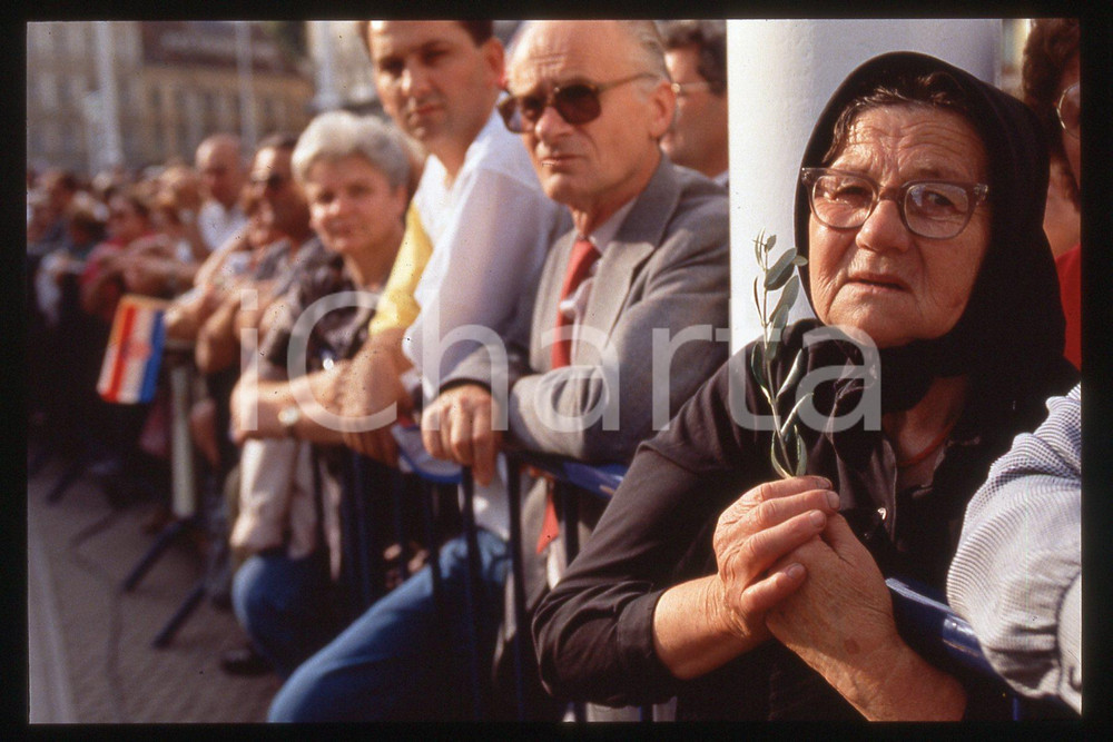 35mm vintage slide* 1994 Zagreb Hippodrome Giovanni Paolo II people  Diapositiva d'epoca, in formato 35 mm.CONDIZIONI: GOODE' severamente vietata la riproduzione. Tutti i diritti sono riservati.Nella diapositiva ICharta mette in vendita, sul negozio eBay e in esclusiva sul sito "icharta" il proprio archivio composto da numerose diapositive e negativi fotografici d'epoca, tutti originali e autentici, che attraversano la storia del costume italiano tra gli la fine degli anni Sessanta e Novanta.Si tratta di uno sguardo inedito sull'attualit&agrave;, la politica, la vita quotidiana, il gossip e la cultura, che fotografa il cambiamento della nazione in quest'ultimo scorcio del XX secolo. Un'occasione unica per il mercato del collezionismo, che vede finalmente disponibile un archivio eccezionale per vastit&agrave;, tematiche e condizioni, in un settore (il negativo fotografico e la diapositiva) di assoluta novit&agrave; e dalle interessanti prospettive di investimento.  FAIR/discreto   originale e autentica 1