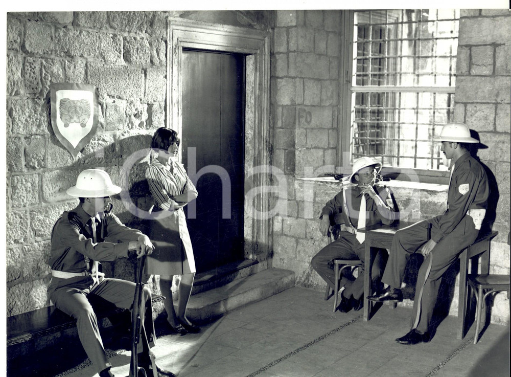 Fotografia d epoca originale 1960 ca CINEMA FRANCE Attesa in un commissariato spagnolo Foto 24x18 cm 1