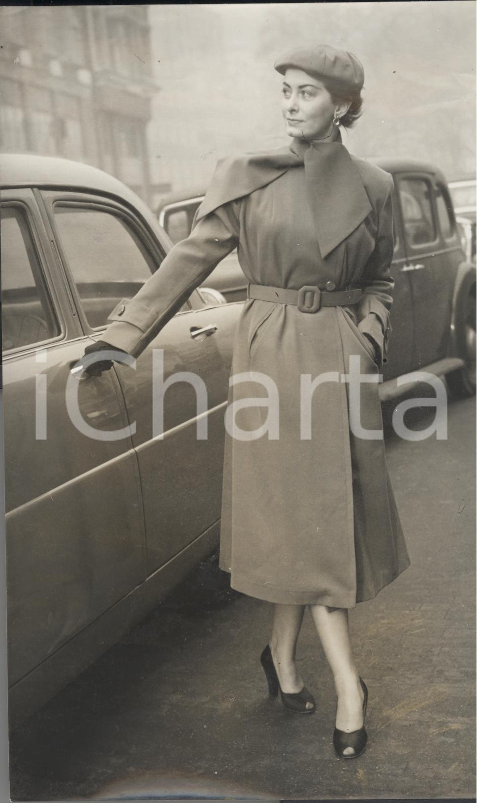 Fotografia d epoca originale 1953 LONDON Model wearing Juliet rainwear by Pierre BALMAIN Photo Fashion 1