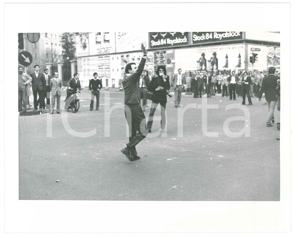 Fotografia d epoca originale 1970 RISTAMPA 1985 ca MILANO ANNI DI PIOMBO Scontri con la polizia 3 Foto 1