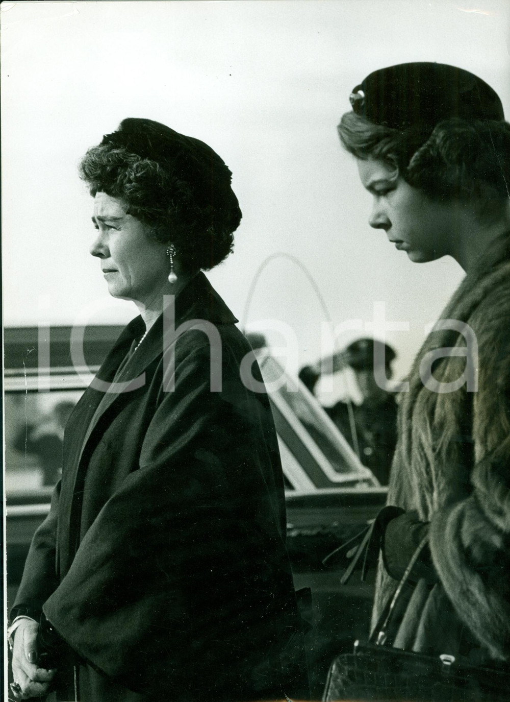 Fotografia d epoca originale 1964 ATENE Federica di HANNOVER Sofia di GRECIA funerale Paolo I Foto ALMASY 1