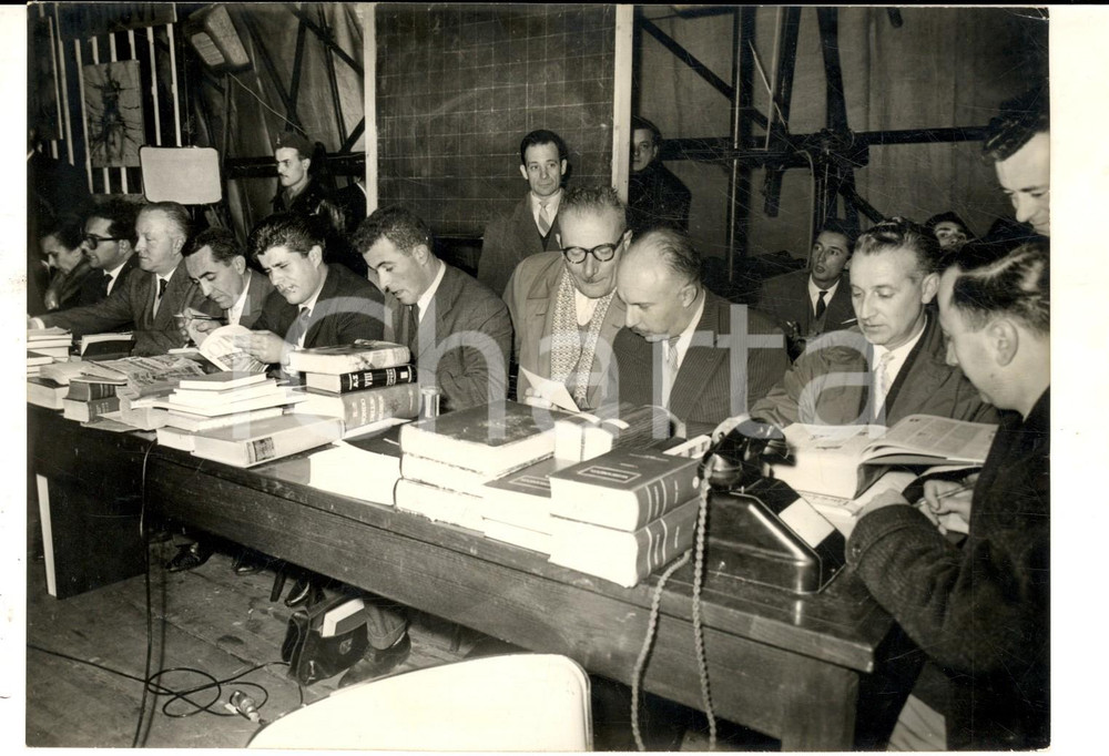 Fotografia d epoca originale 1959 MONDOVI  I concorrenti di CAMPANILE SERA all opera Fotografia 18x14 cm 1