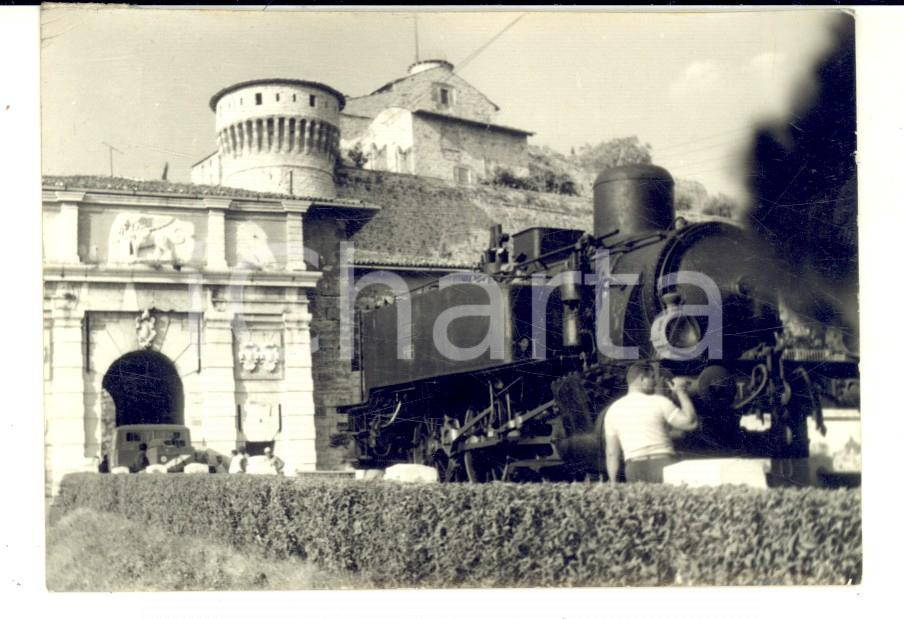 Fotografia d epoca originale 1960 ca BRESCIA Porta della città  con passaggio locomotore Foto ALABISO 11x7 cm 1