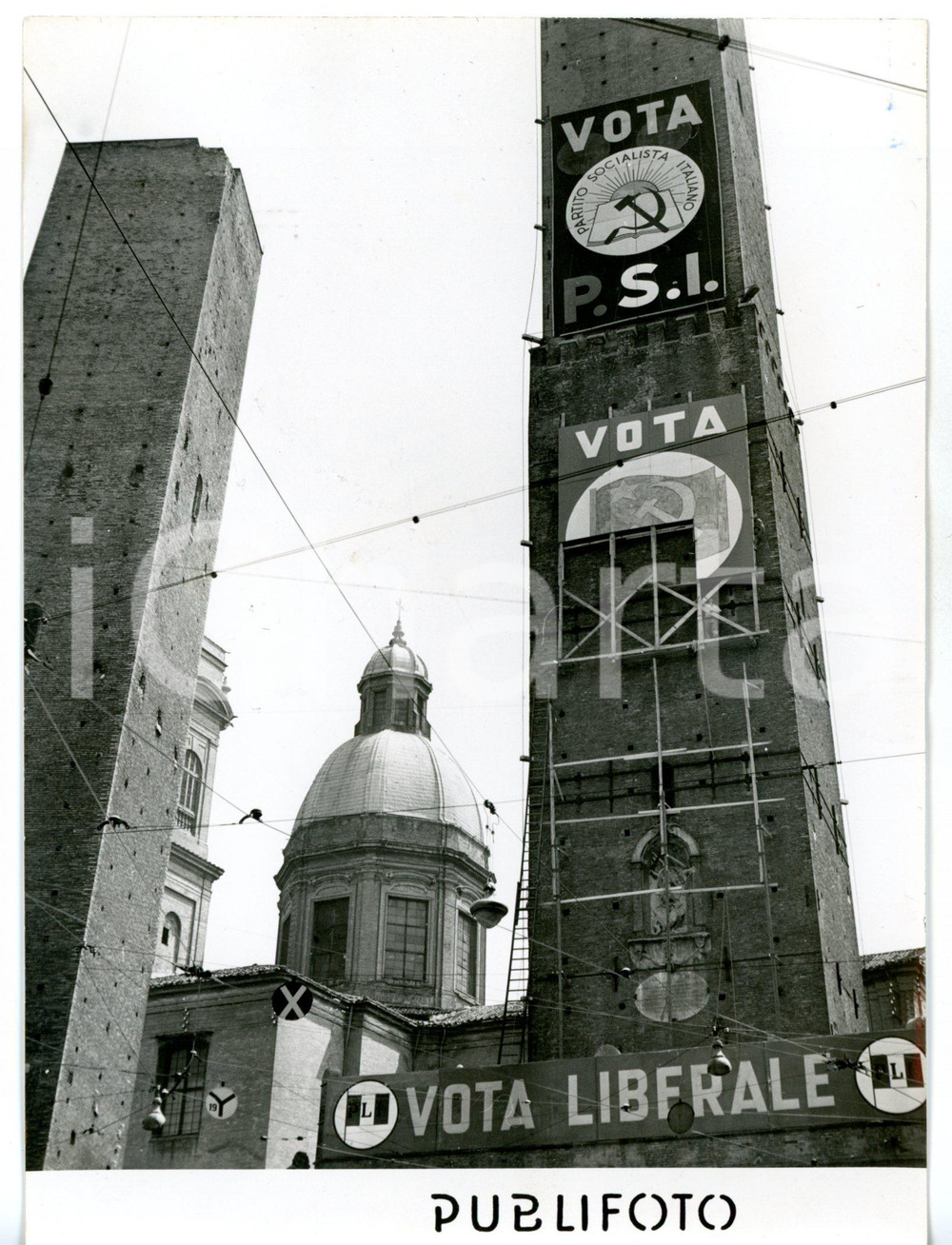1953 BOLOGNA Torre degli Asinelli - Smantellamento cartelloni PSI *Foto 13x18 cm
