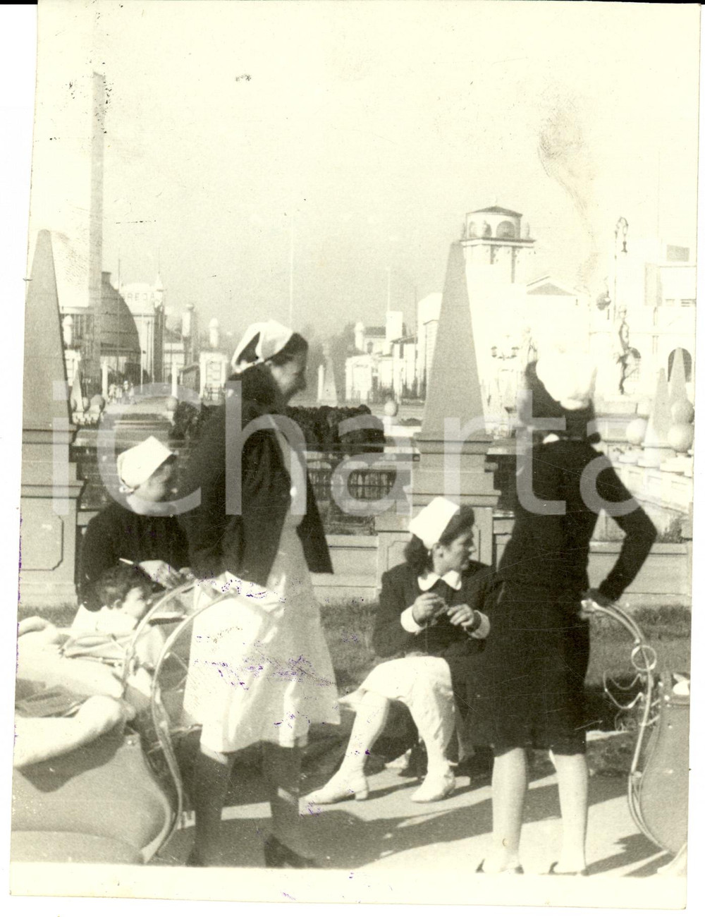 Fotografia d epoca originale 1941 MILANO Balie prendono il sole piazzale FIERA CAMPIONARIA Fotografia 1