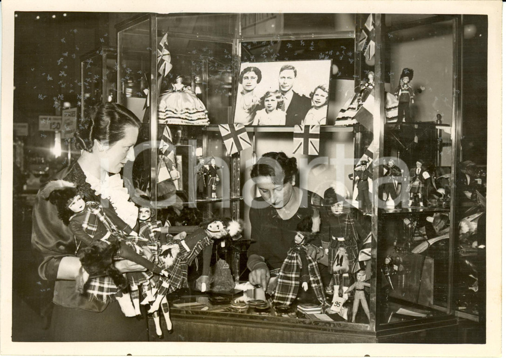 Fotografia d epoca originale 1938 PARIS Vendita pupazzi GRAN BRETAGNA per visita reali Fotografia 1