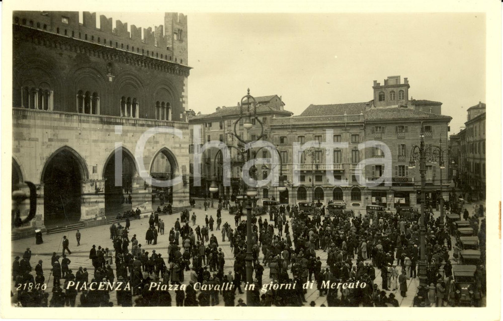 Cartolina originale da collezione 1940 ca PIACENZA Piazza CAVALLI in giorni di mercato Cartolina FP NV ANIMATA 1