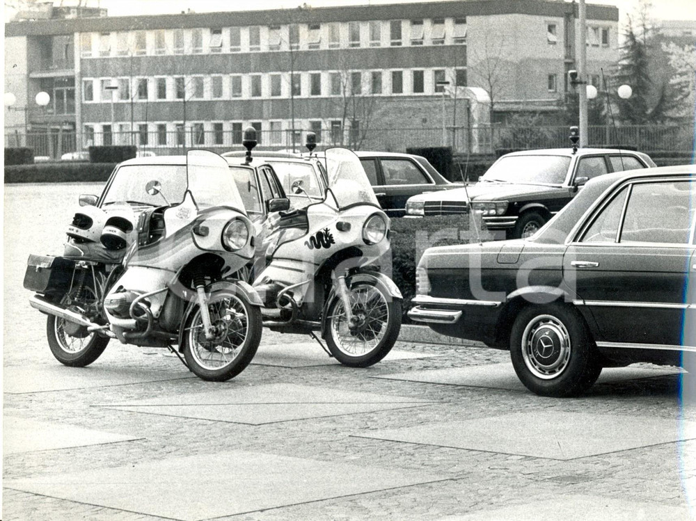 Fotografia d epoca originale 1978 BONN Moto della polizia parcheggiate davanti al BUNDESKANZLEI Fotografia 1