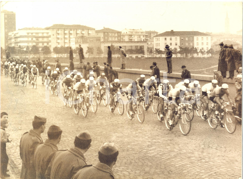 1959 CICLISMO MILANO-SANREMO Corridori a Pavia sul Ponte del Ticino *Foto 24x18