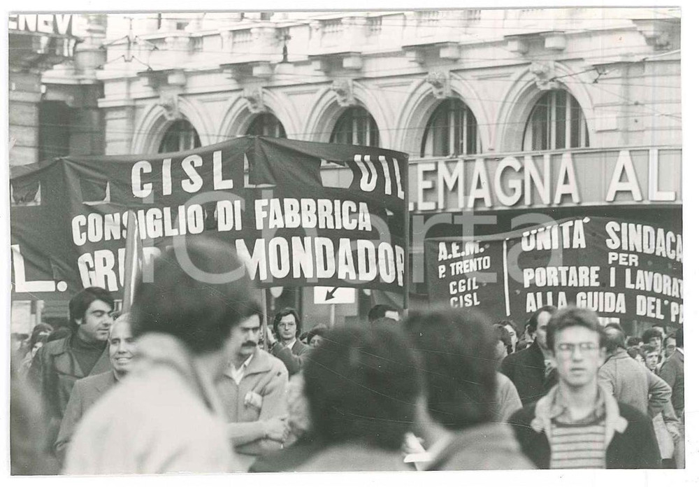 1981 MILANO Piazza Duomo - Sciopero CGIL CISL UIL - Lavoratori *Foto (6) 12x8 cm Fotografia originale. GOOD/buono  Formato: 12x8 cm originale e autentica 1