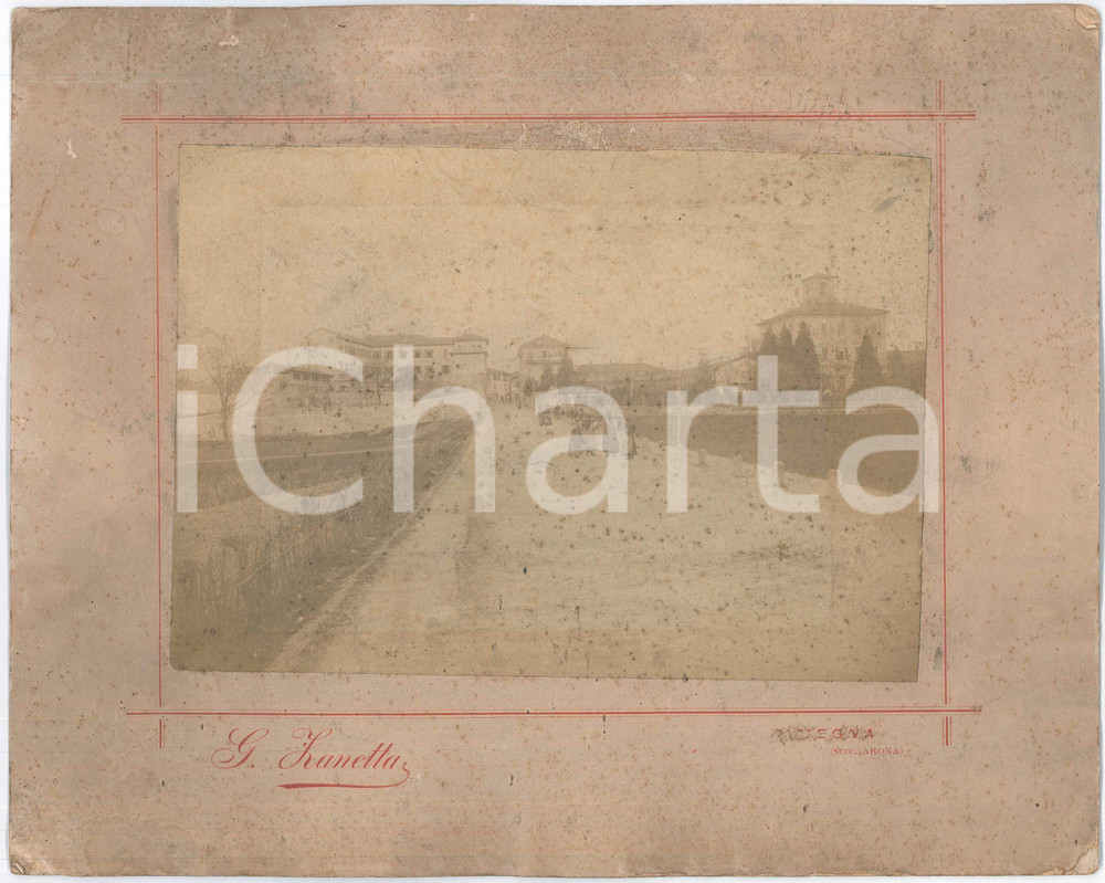Fotografia d epoca originale 1890 ca OMEGNA VCO Ingresso del paese Foto animata donne G. ZANETTA 33x26 1