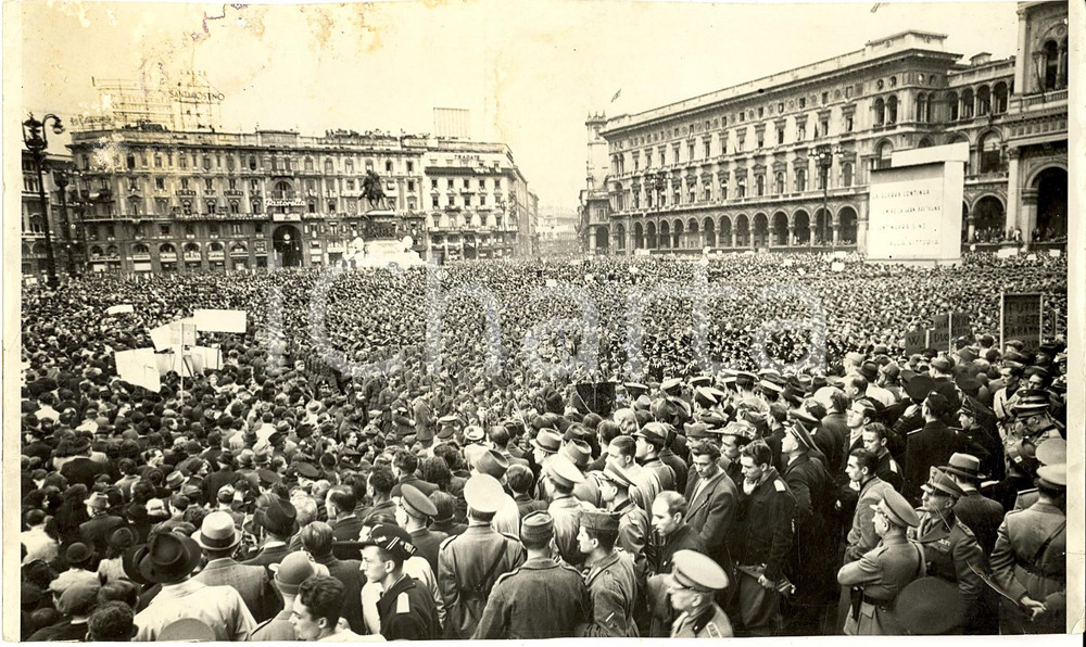 Fotografia d'epoca originale 1941 WW2 MILANO Folla entusiasta in DUOMO per anniversario entrata in guerra 1