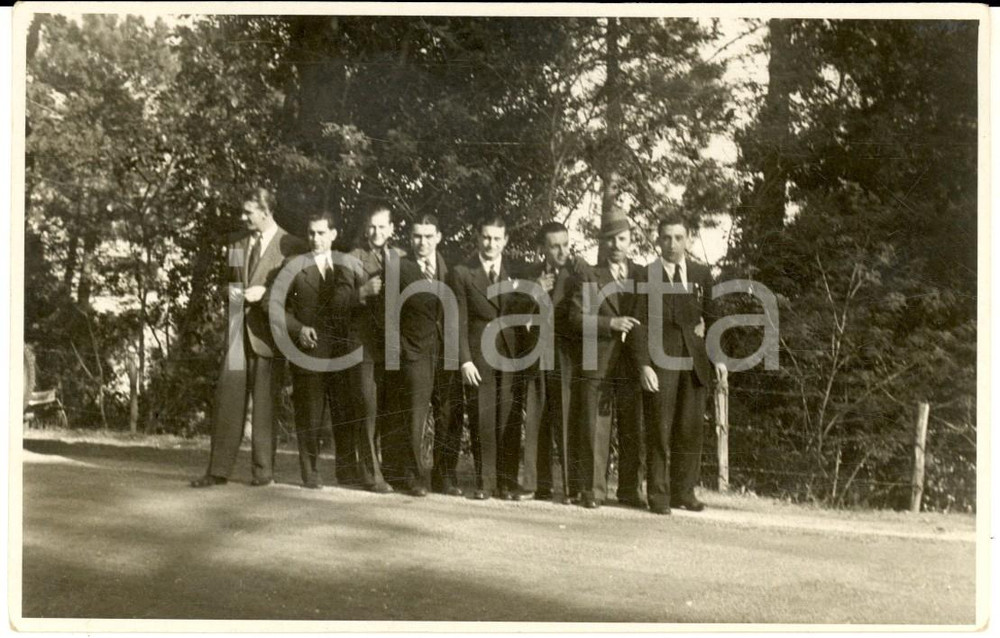 Fotografia d epoca originale 1937 PIANI D INVREA SV Gruppo di giovani invitati a una cerimonia Foto 13x9 1