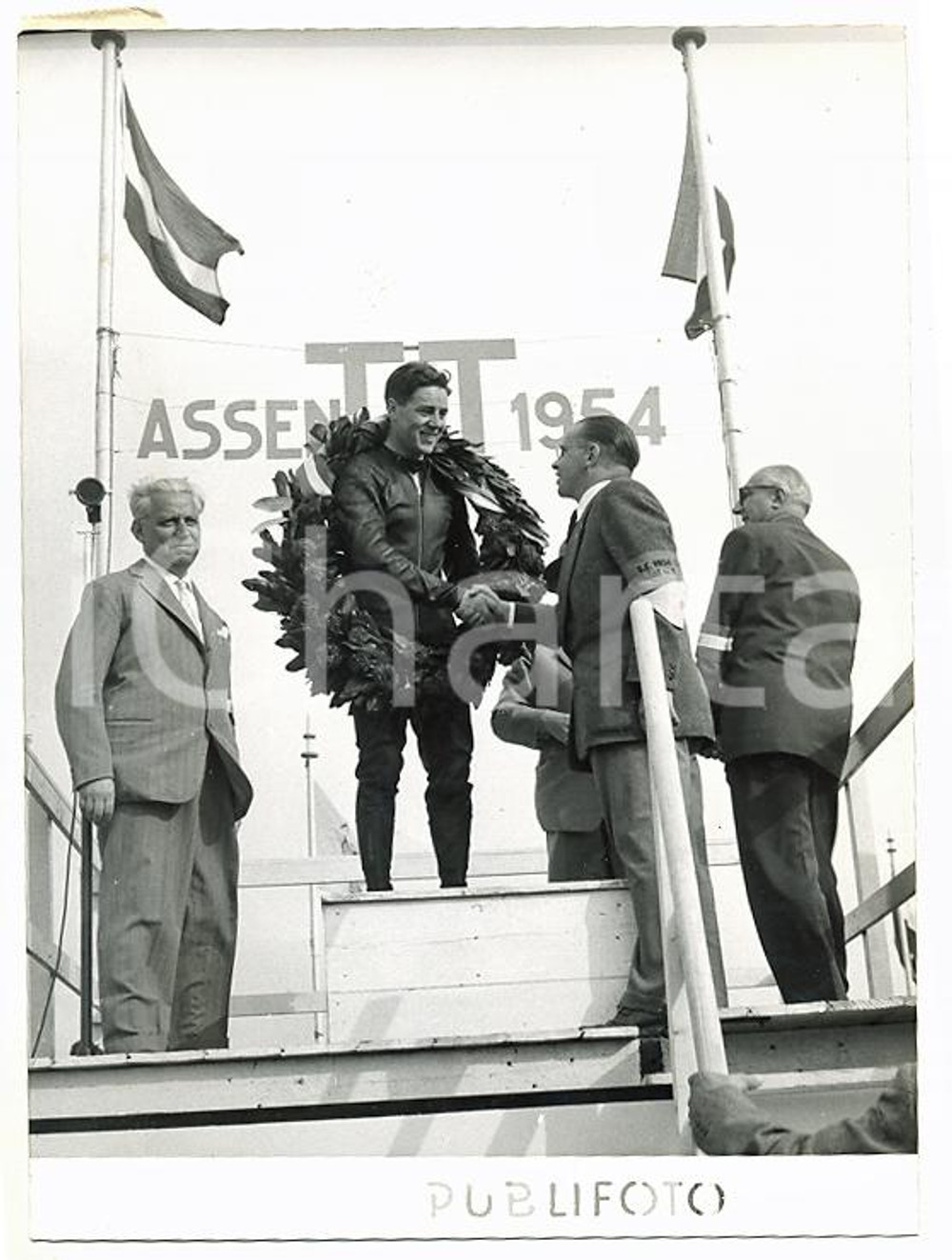 1954 MOTO GP - TT Circuit Assen - Geoffrey DUKE stringe mano a presidente KNMV