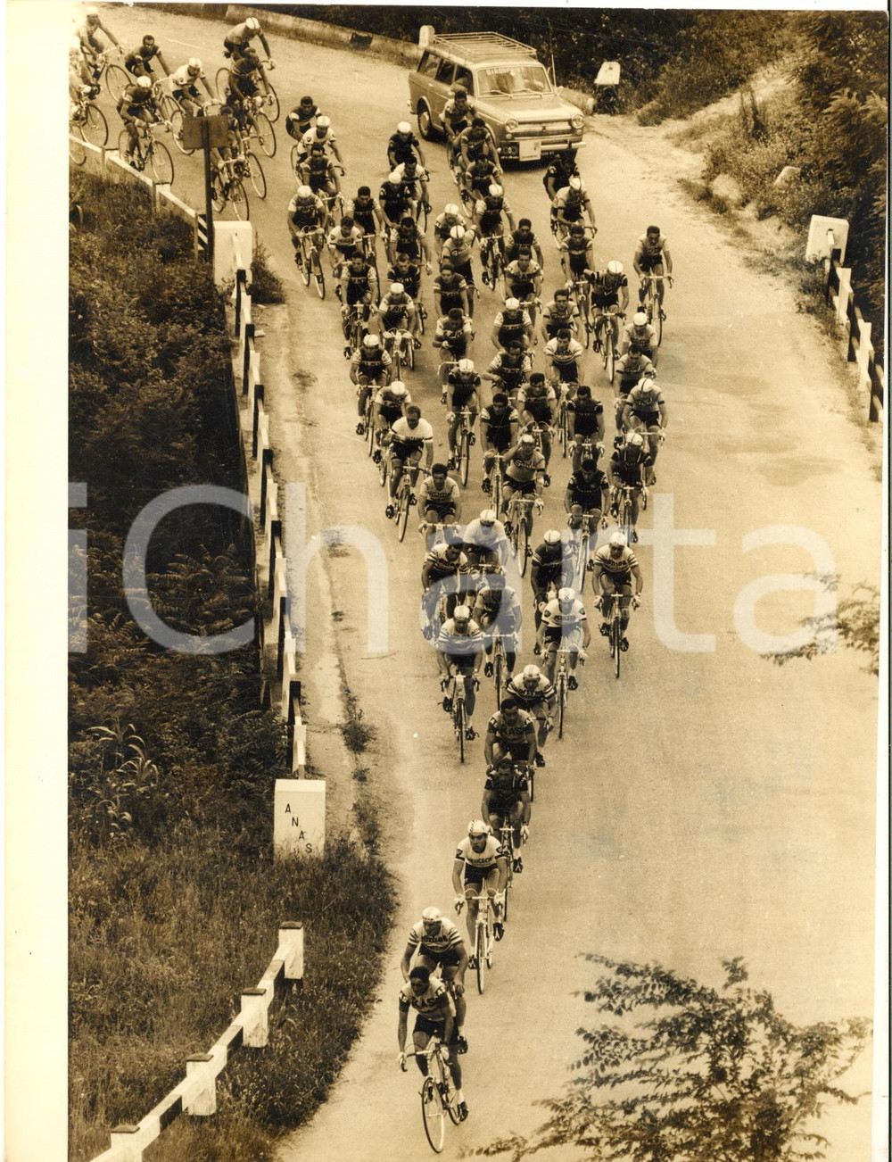 1967 CICLISMO GIRO D'ITALIA 12^ Tappa CASERTA-BLOCKHAUS - Passaggio del gruppo Fotografia d'epoca con didascalia coeva.  CONDIZIONI: GFORMATO: 18x24 cm     originale e autentica 1