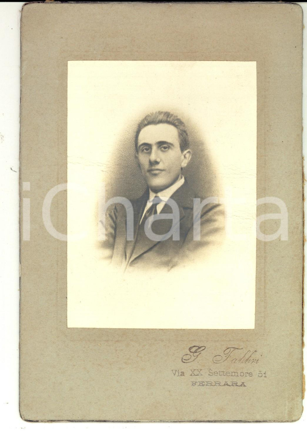 Fotografia d epoca originale 1900 ca FERRARA Ritratto maschile con abito scuro Foto DANNEGGIATA G. FABBRI 1