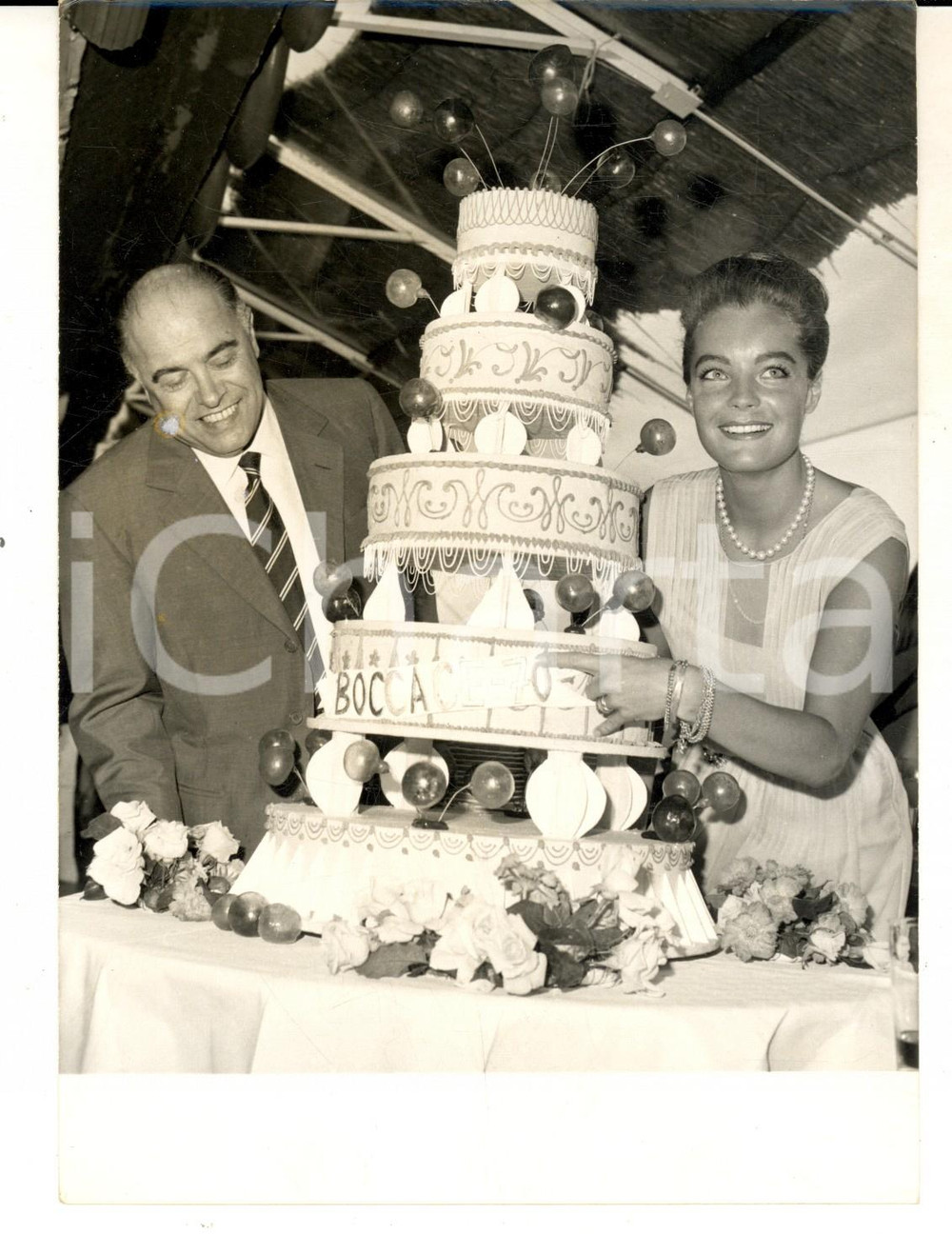 Fotografia d epoca originale 1962 PARIS Carlo PONTI e Romy SCHNEIDER per uscita Boccaccio 70 Foto 13x18 1