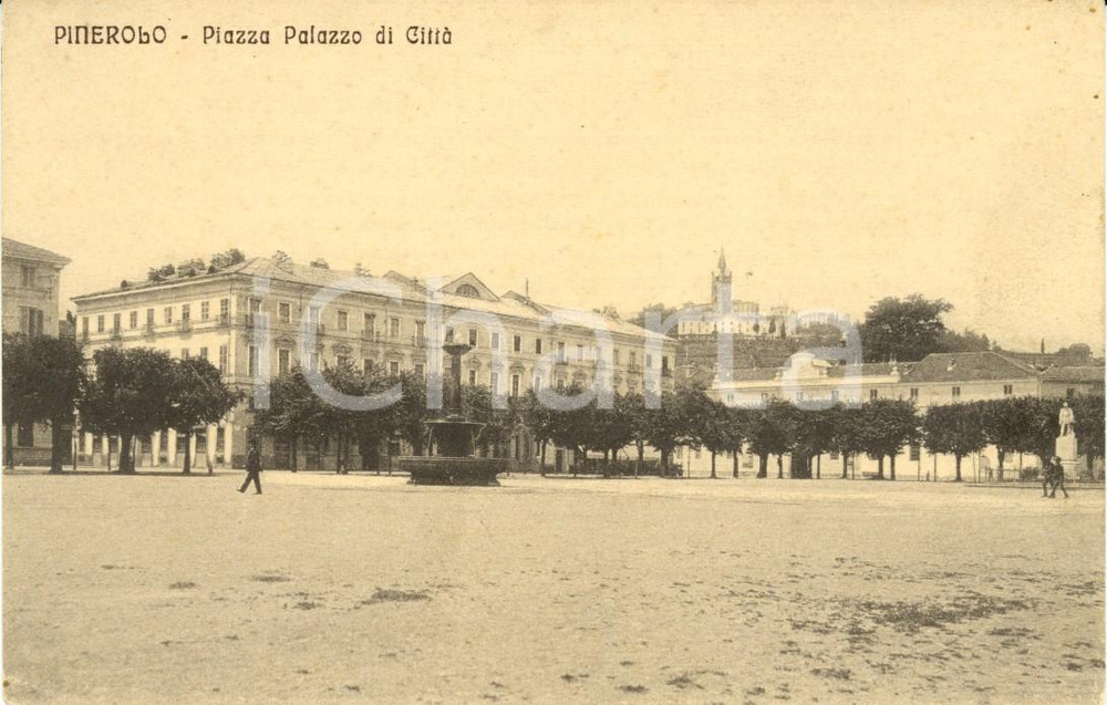 Cartolina originale da collezione 1915 ca PINEROLO TO Veduta di piazza Palazzo di cittÃ  Cartolina animata FP NV 1