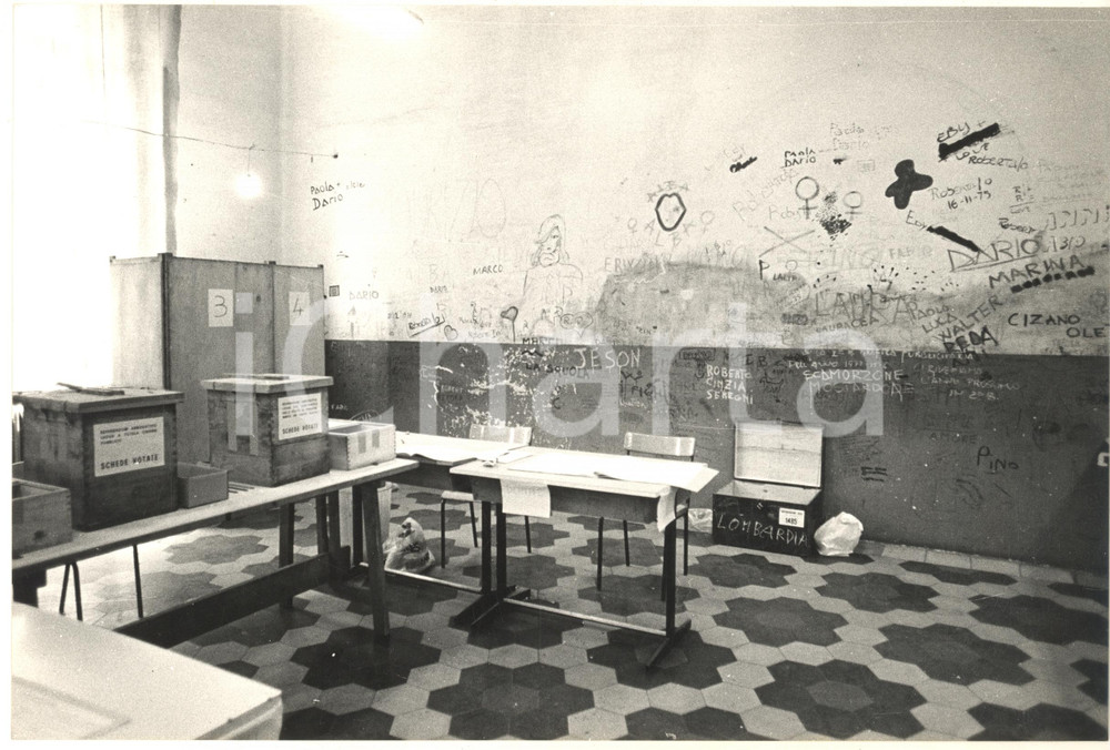 Fotografia d epoca originale 1978 MILANO Seggio via A. Costa dopo referendum finanziamento ai partiti Foto 1