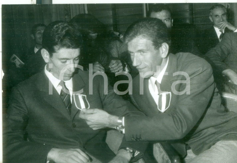 Fotografia d epoca originale 1966 Lega CICLISMO Premiazione Vittorio ADORNI e Felice GIMONDI della SALVARANI 1