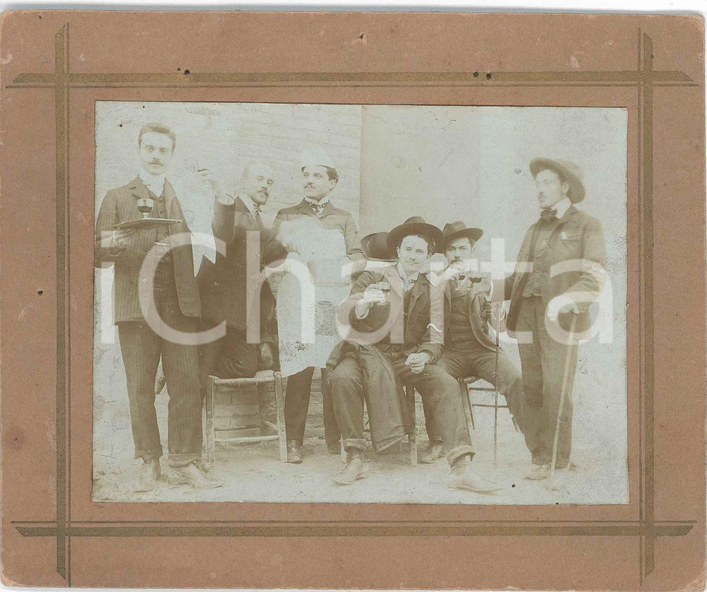 1900 ca COSTUME LOMBARDIA (?) Gruppo di uomini - Brindisi *Foto CURIOSA 14x12 cm Fotografia d'epoca, montata su cartoncino rigido.CONDIZIONI: G (piccoli fori di affissione e sbrecciature angolari al cartoncino)FORMATO: 14x12 cm    originale e autentica 1