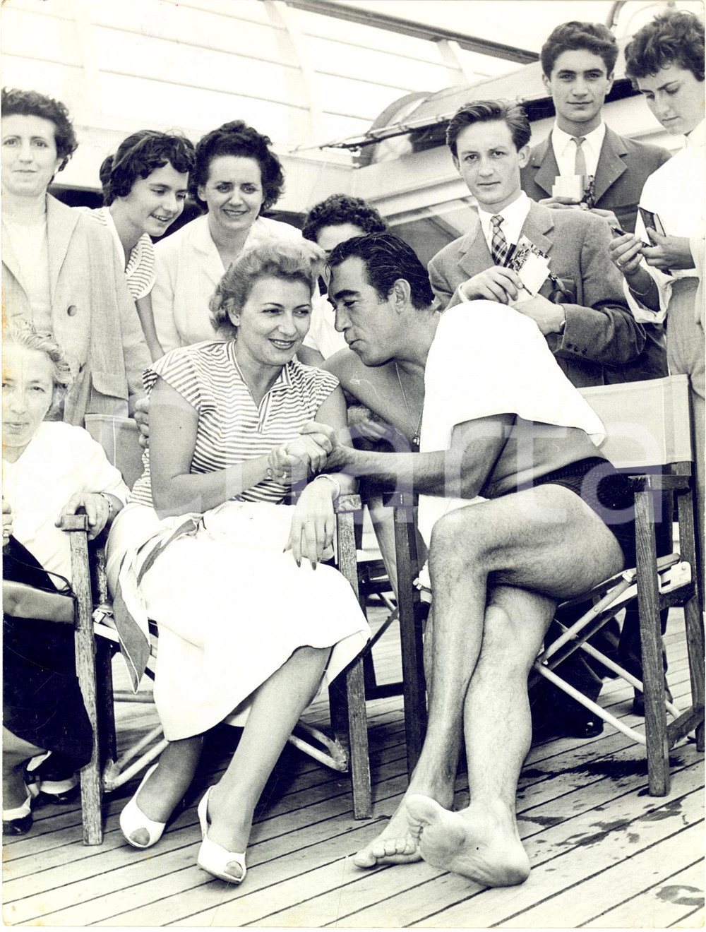1955 GENOVA Nilla PIZZI Anthony QUINN a bordo del CONSTITUTION *Foto DANNEGGIATA
