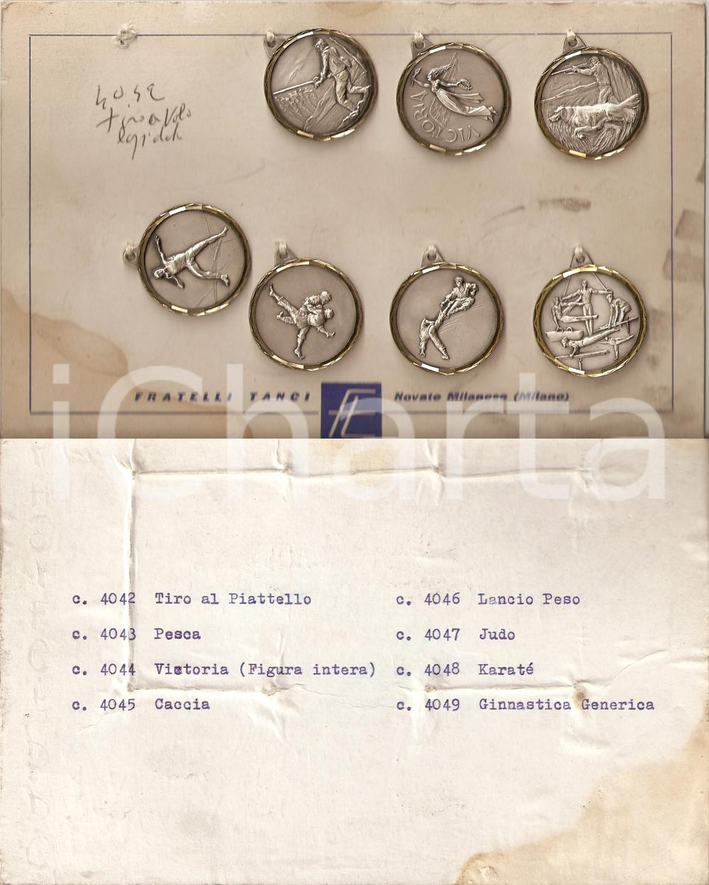 Oggetto da collezione cartaceo 1965 ca NOVATE MILANESE Fratelli TANCI Sette medagliette sportive su cartoncino 1