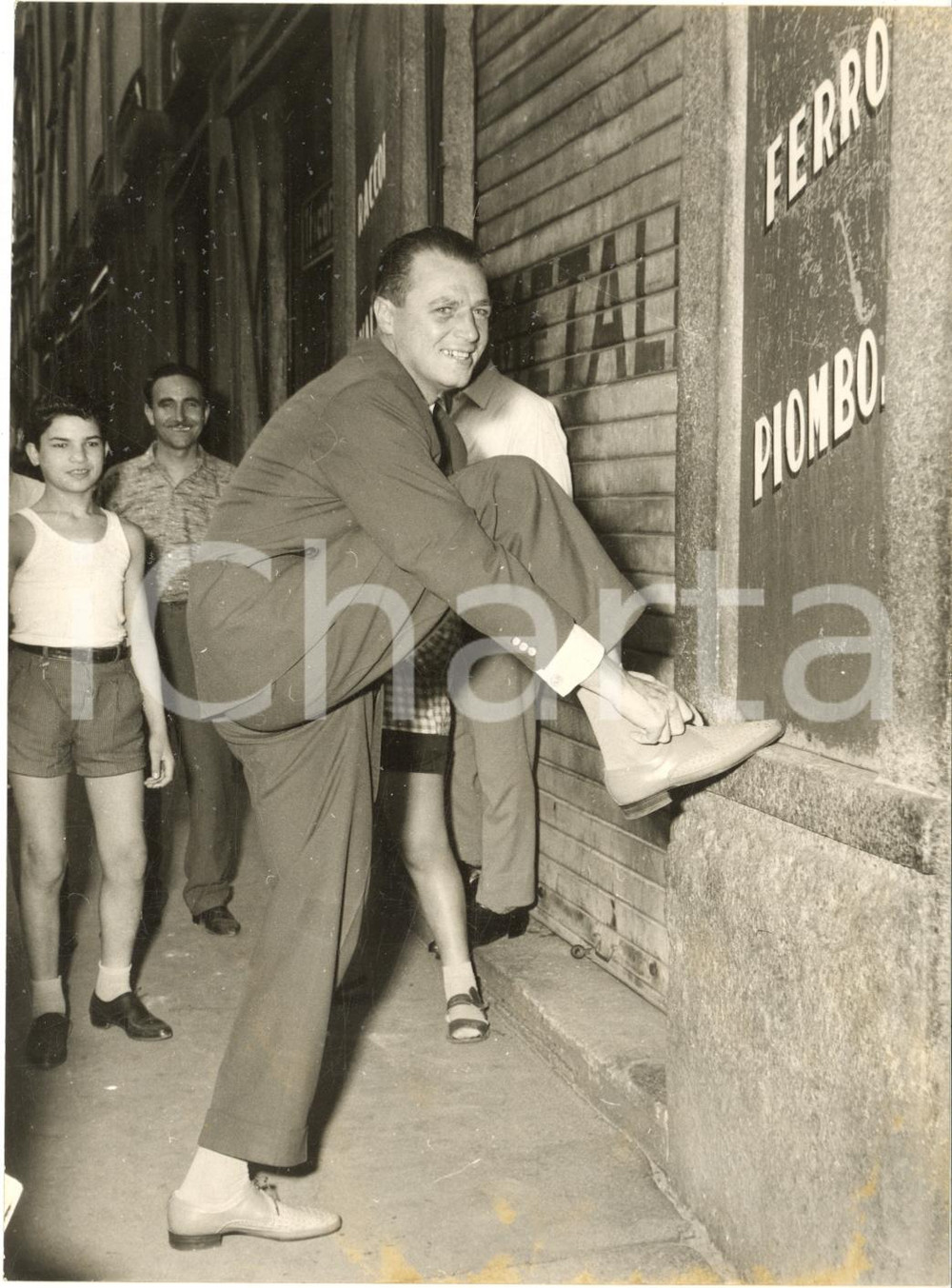 1957 MILANO BOXE Il pugile Gerhard HECHT si allaccia una scarpa in città - Foto