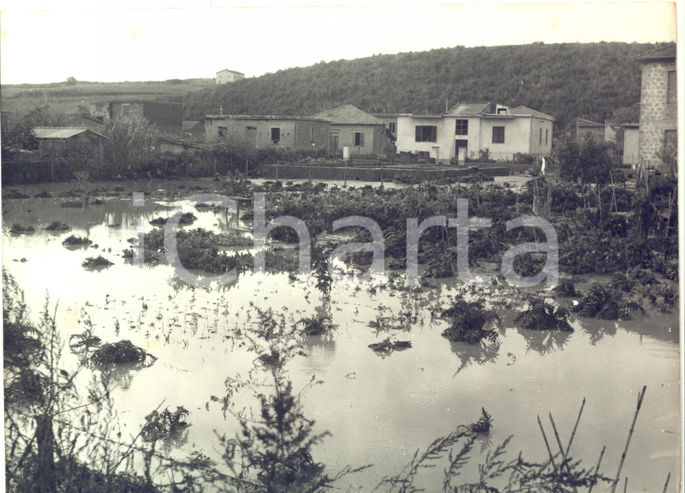 1957 ROMA PRIMA PORTA Grave allagamento per violento temporale *Foto 24x18 cm  Fotografia d'epoca con didascalia coeva al verso.   CONDIZIONI: fair (lievi piegature marginali e minimo taglio al margine inferiore) FORMATO: 24x18 cm     originale e autentica 1