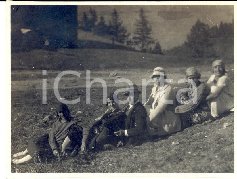 Fotografia d epoca originale 1930 ca AREA TORINESE Un picnic in scala sul prato Fotografia VINTAGE 10x8 cm 1