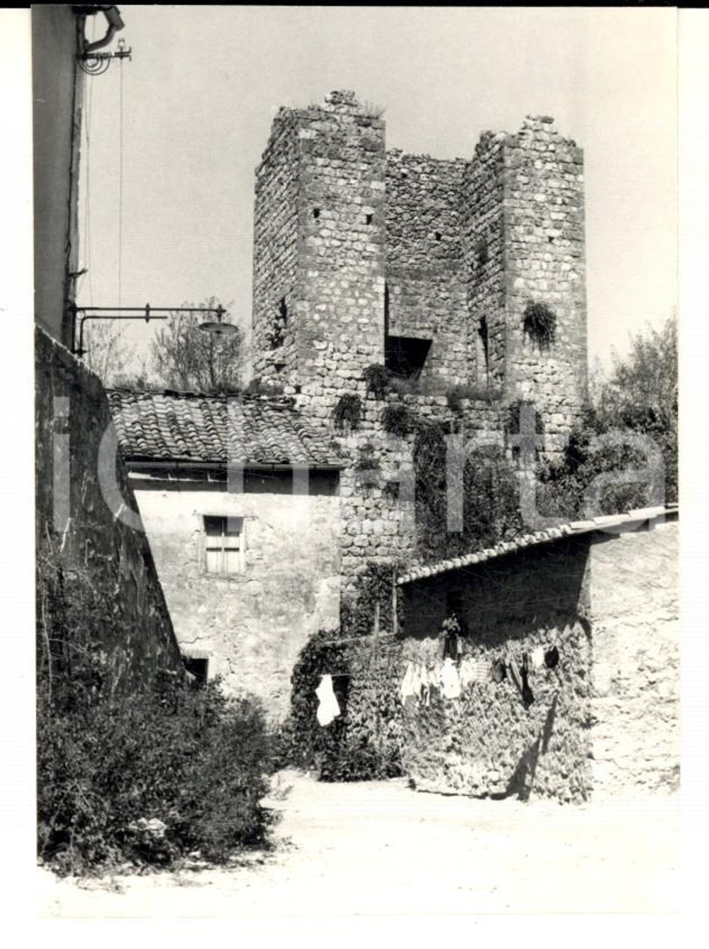 Fotografia d epoca originale 1958 MONTERIGGIONI SI Una casa rurale tra le mura Foto ARTISTICA 7x10 cm 1