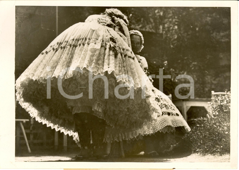 Fotografia d epoca originale 1937 CANNES F FESTA FOLKLORE Contadine UNGHERIA con tipico costume festivo 1