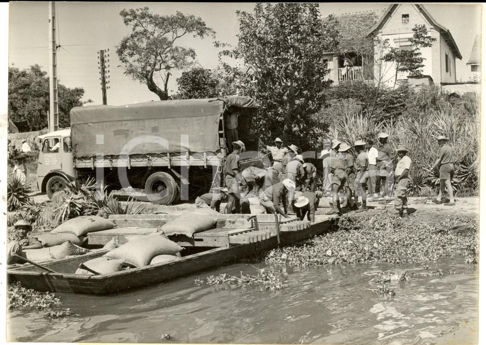 Fotografia d epoca originale 1959 ALLUVIONE DEL MADAGASCAR Trasporto carburante per l aeroporto di IVATO Foto 1