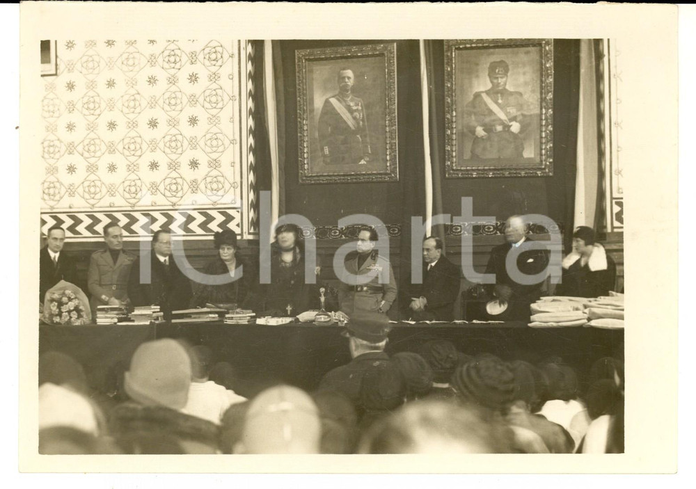 Fotografia d epoca originale 1930 ca MILANO Castello SFORZESCO Achille STARACE premia le piccole italiane 1