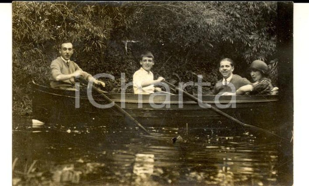 Fotografia d epoca originale 1924 PANGBOURNE BERKSHIRE, UK Famiglia in canoa Foto ANIMATA 9 x 5 cm 1