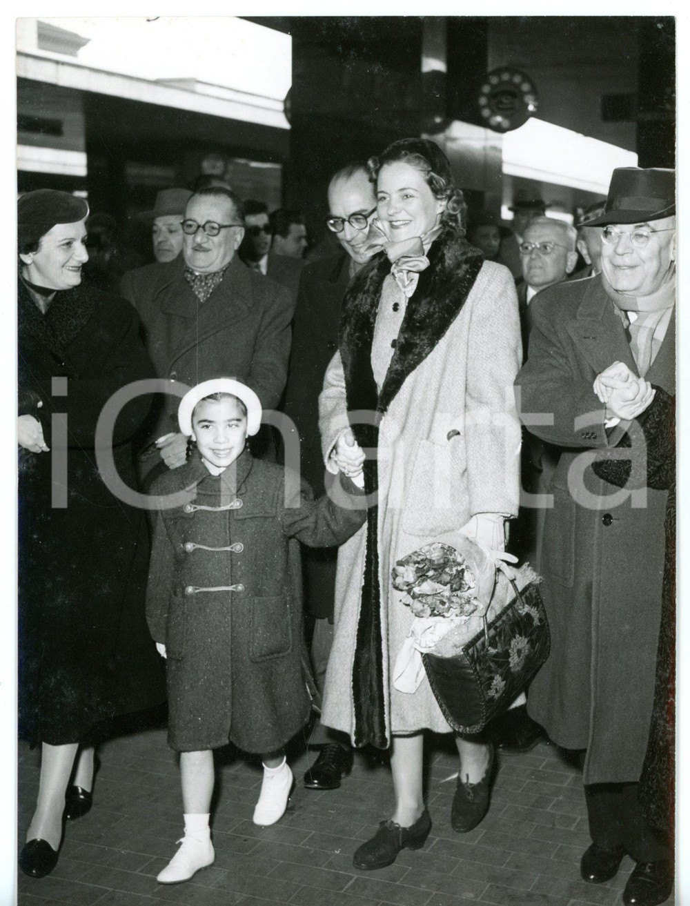 1956 ROMA TERMINI Regina GÃ©raldine di ALBANIA con bouquet di fiori *Foto 13x18 Fotografia d'epoca con didascalia coeva al verso. CONDIZIONI: GFORMATO: 13x18 cm      originale e autentica 1