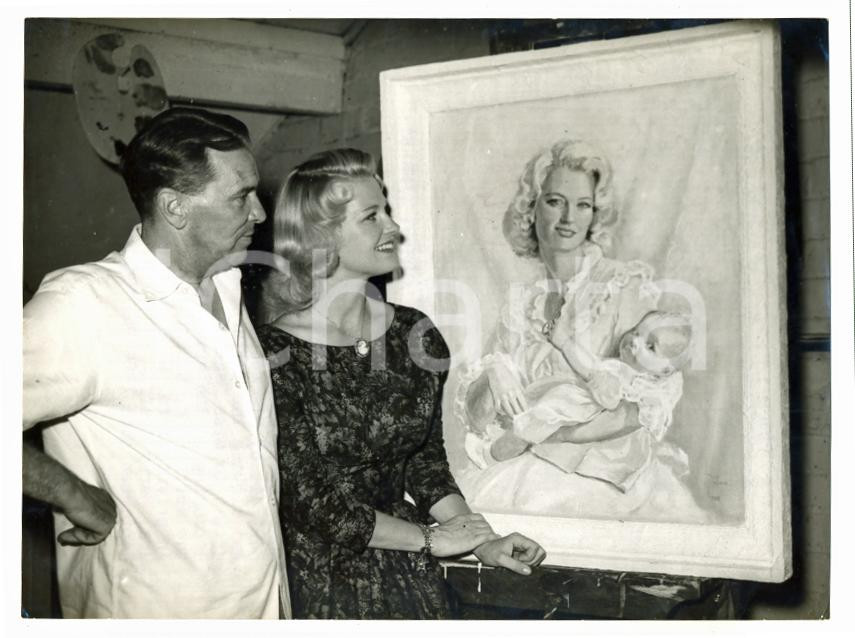 1958 BLACKPOOL - NORTH PIER Painter Fred WOOD shows a portrait to Joan REGAN  Fotografia d'epoca con didascalia coeva al verso. CONDIZIONI: FAIR (Lieve piegatura all'angolo inferiore destro)FORMATO: 15X20 cm     originale e autentica 1