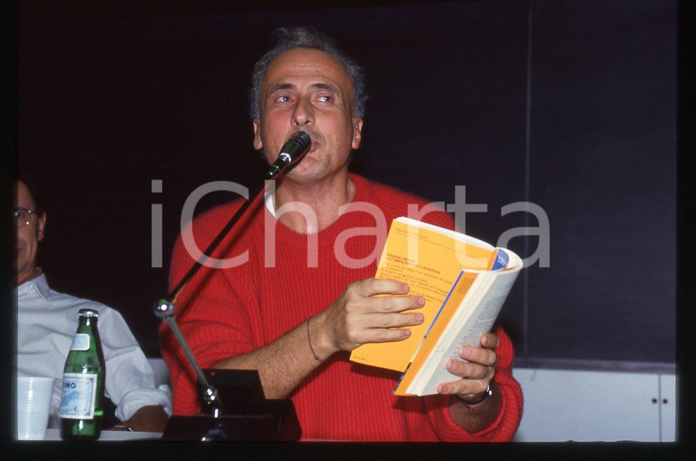 35mm vintage slide* 1992 ITALIA - FELTRINELLI Stefano BENNI Lettura libro (3)  Diapositiva d'epoca, in formato 35 mm. La diapositiva riprende la presentazione di Stefano Benni del libro "La compagnia dei Celestini".CONDIZIONI: GOODTutti i diritti riservati.E' severamente vietata la riproduzione. ICharta mette in vendita, sul negozio eBay e in esclusiva sul sito "icharta" il proprio archivio composto da numerose diapositive e negativi fotografici d'epoca, tutti originali e autentici, che attraversano la storia del costume italiano tra gli la fine degli anni Sessanta e Novanta.Si tratta di uno sguardo inedito sull'attualit&agrave;, la politica, la vita quotidiana, il gossip e la cultura, che fotografa il cambiamento della nazione in quest'ultimo scorcio del XX secolo. Un'occasione unica per il mercato del collezionismo, che vede finalmente disponibile un archivio eccezionale per vastit&agrave;, tematiche e condizioni, in un settore (il negativo fotografico e la diapositiva) di assoluta novit&agrave; e dalle interessanti prospettive di investimento.  originale e autentica 1