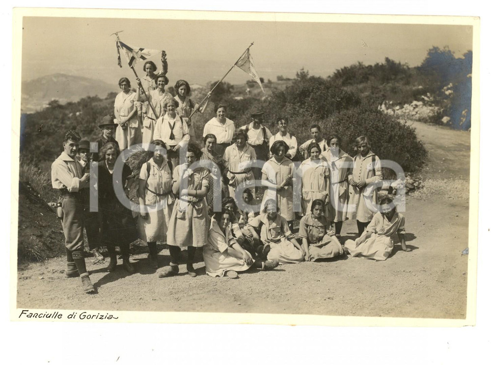 1923 MONTE SAN MICHELE Un gruppo di fanciulle di Gorizia *Foto RARA 17x12 cm Fotografia d'epoca.CONDIZIONI: G (ma residui cartacei al verso)AVVERTENZASi precisa che, pur cedendo la stampa originale d'epoca della fotografia, i diritti di riproduzione della stessa rimangono di propriet&agrave; di ICharta, che si riserva, pertanto, la facolt&agrave; di utilizzo e riproduzione anche a seguito della vendita.     originale e autentica 1