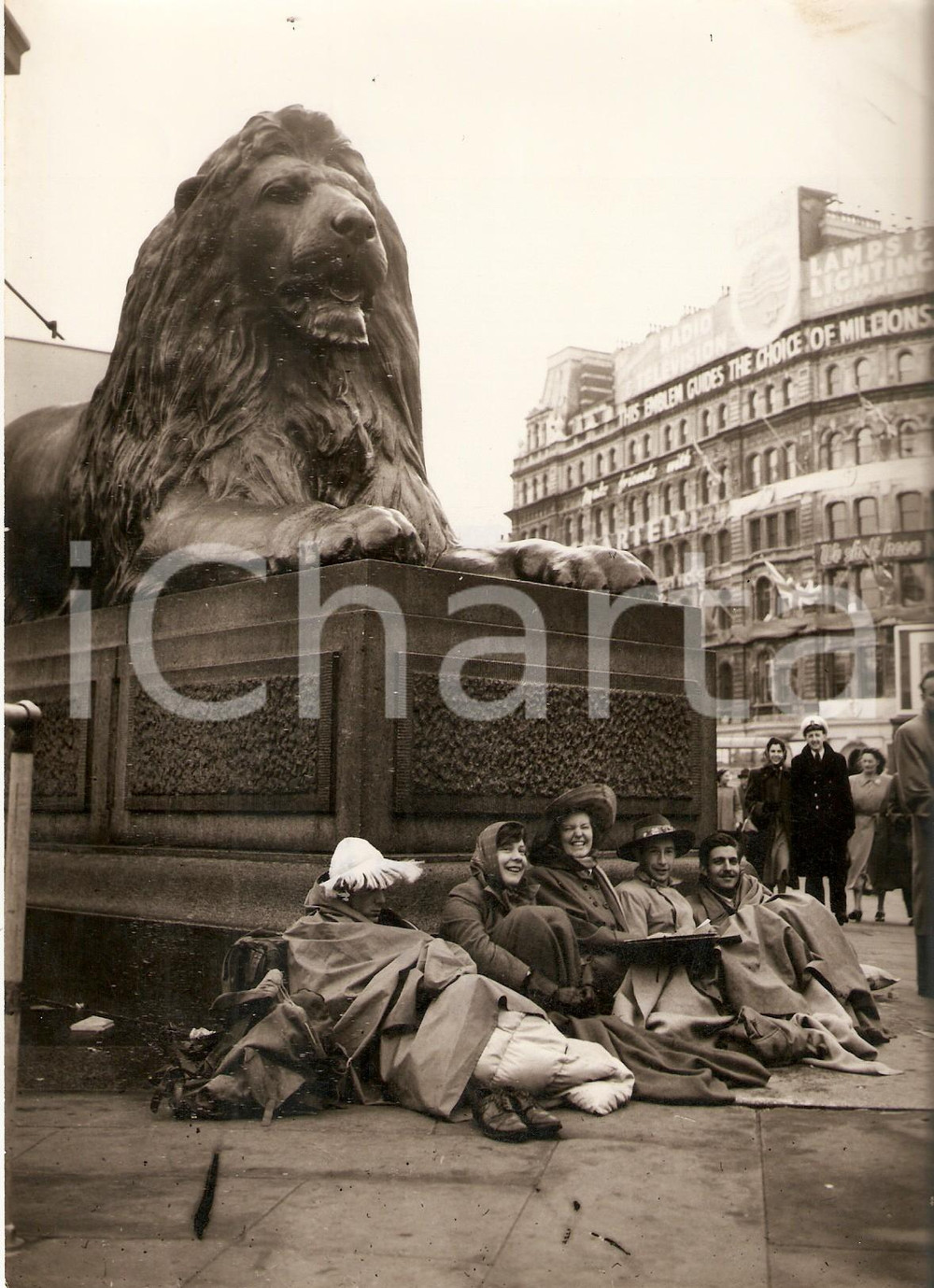 Fotografia d epoca originale 1953 LONDON  TRAFALGAR SQUARE People get comfortable for CORONATION DAY Foto 1