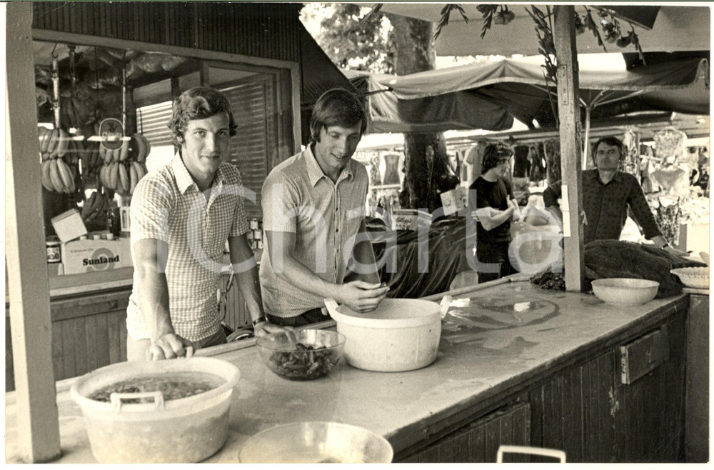 Fotografia d epoca originale 1970 ca VIAREGGIO Calciatore Marcello LIPPI al mercato  Foto 30x20 cm 1