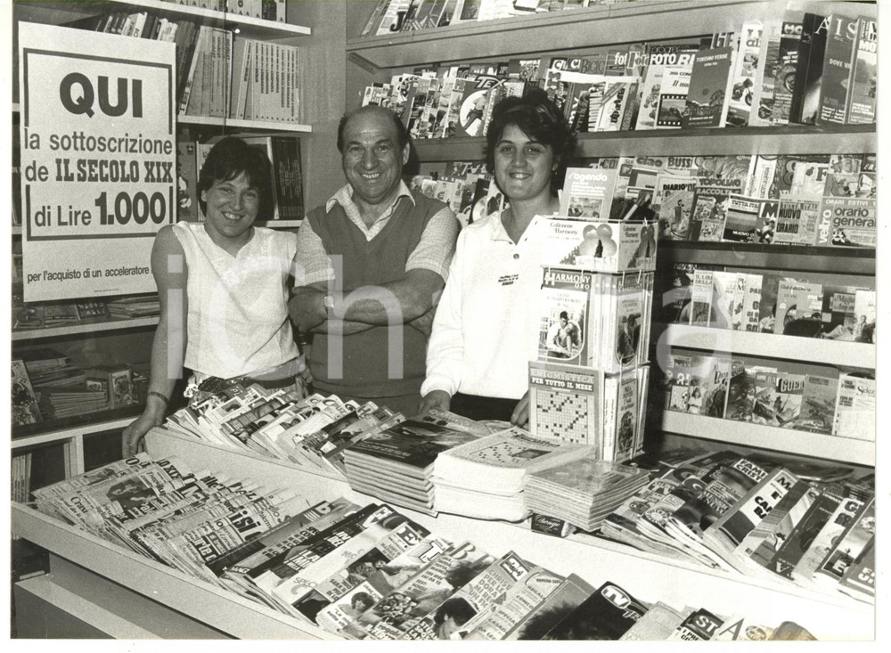 Fotografia d epoca originale 1990 ca GENOVA Edicola a conduzione familiare  Pubblicità IL SECOLO XIX Foto 1